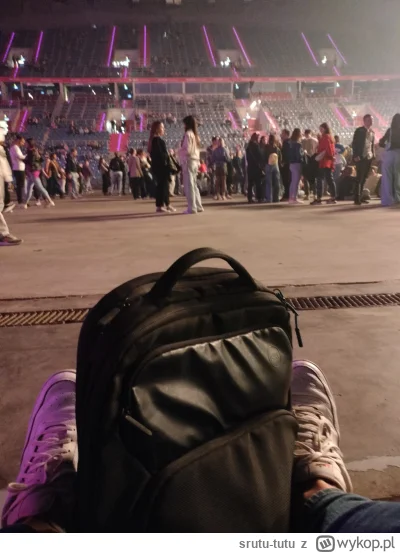 srutu-tutu - @flomes No właśnie siedzę sobie z plecakiem na laptopa, wodą i kabanosam...