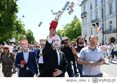 wojtas_mks - Tusk i Kaczyński poszli na marsz i rozrzucali 800+ xDDD

Nic piękniejsze...