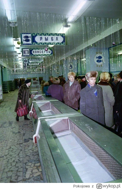Pokojowa - Zagorsk, 1990. Obywatele radzieccy wybierają przysmaki na stół noworoczny....
