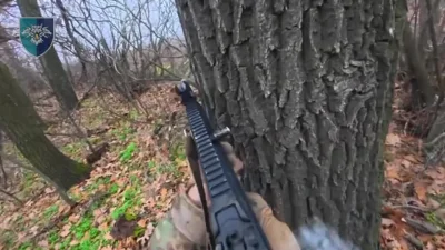 Mikuuuus - > Na nagraniu widać moment, w którym żołnierze zauważają nadlatujący wrogi...