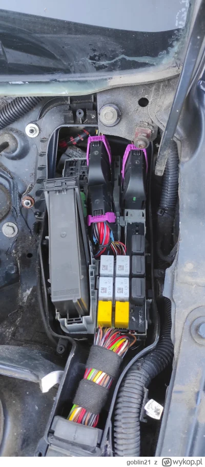 goblin21 - Google mówi że w #corsa c jest jedna skrzynka z bezpiecznikami i przekaźni...