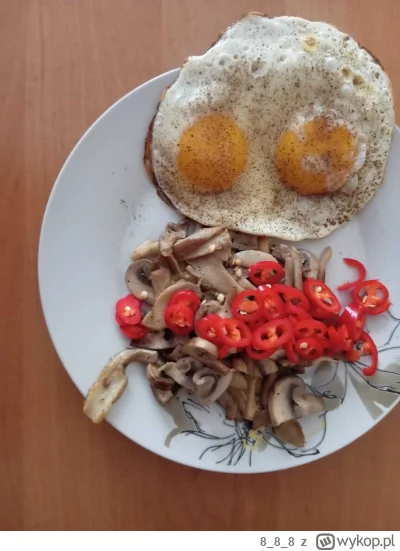 888 - Lunch - 2 jajka sadzone, pierczarki, bocznaki i papryczka peperoni. 
#gotowanie...