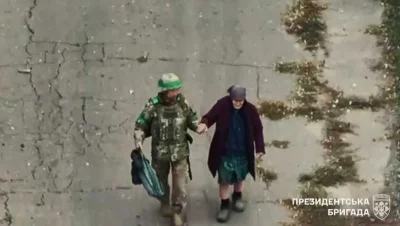 Mikuuuus - >Żołnierze Brygady Prezydenckiej ewakuowali starszą kobietę oraz jej wnuka...