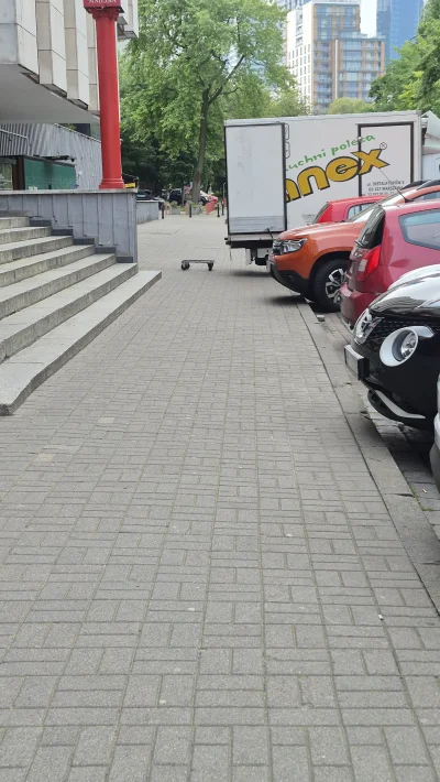 Shrug - W nawiązaniu do mojego wczorajszego wpisu dziś przy Teatrze Capitol w #warsza...