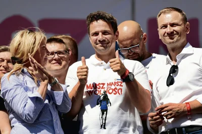 Mjj48003 - Włączyłem dosłownie na moment lajt z Wiejskim, który dalej leci na żywo.

...