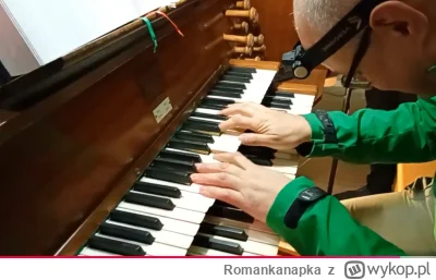 Romankanapka - Upośledzony człowiek udaje że umie grać na organach, chodzi z lampką c...