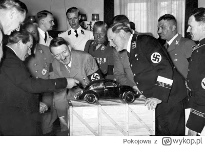 Pokojowa - Ferdinand Porsche pokazujący model Volkswagena Garbusa Adolfowi Hitlerowi ...