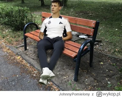 JohnnyPomielony - Zawsze jak idę co weekend na zakupy to widzę takiego młodego chłopa...