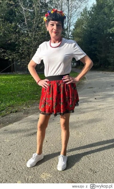 wieszjo - Dobrze że w tym kraju jeszcze zostały jakieś konserwatywne kobiety z klasą ...