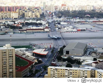 Ukiss - W poprzek pasa startowego na lotnisku w Gibraltarze przebiega główna ulica, k...