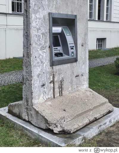 world - Bankomat, który był konstrukcji muru berlińskiego. Pozostawiono na pamiątkę.
...