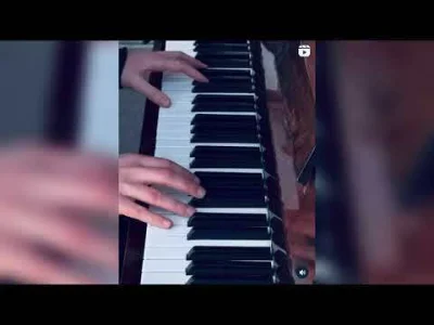 seventhgate - Pianista grający na dworcu kolejowym we Lwowie,
podczas syren alarmując...