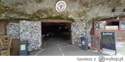 Gandezz - Wjazd do jaskini, można wjechać na motocyklu zrobić łutututu, zjeść w niej ...