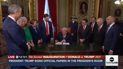 XKHYCCB2dX - Melania ma stylówę na szpiega z Krainy Deszczowców
#trump #usa #polityka