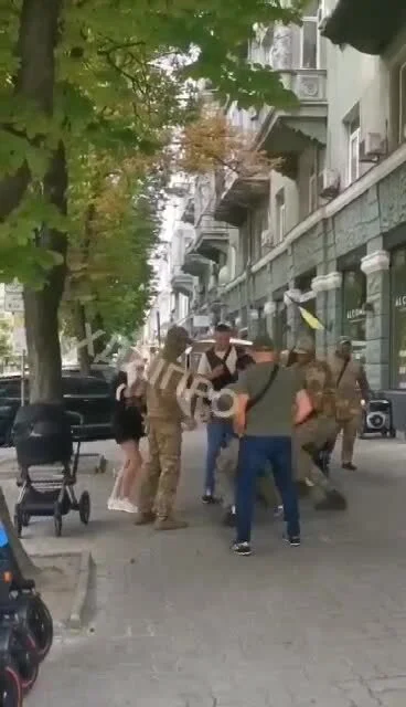 Onetheneo - Ukraińcowi odebrano dziecko, tylko po to, by zmusić go do pójścia i zgini...