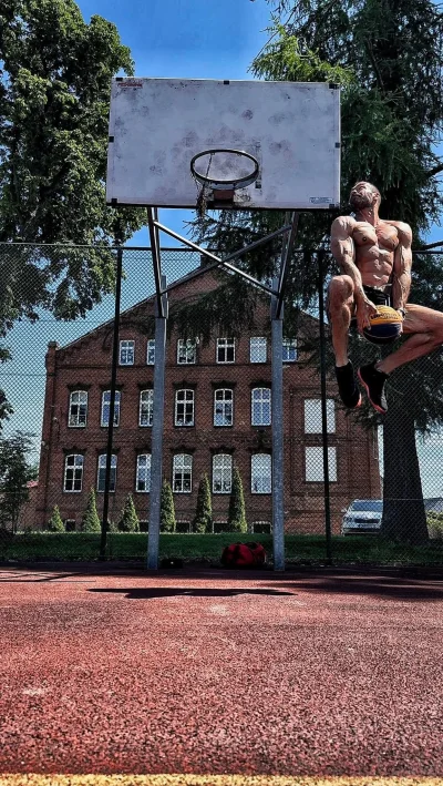 dawid-hopek - #przegryw
Czy taki lekko umięśniony chłopak ma coś do powiedzenia na ak...