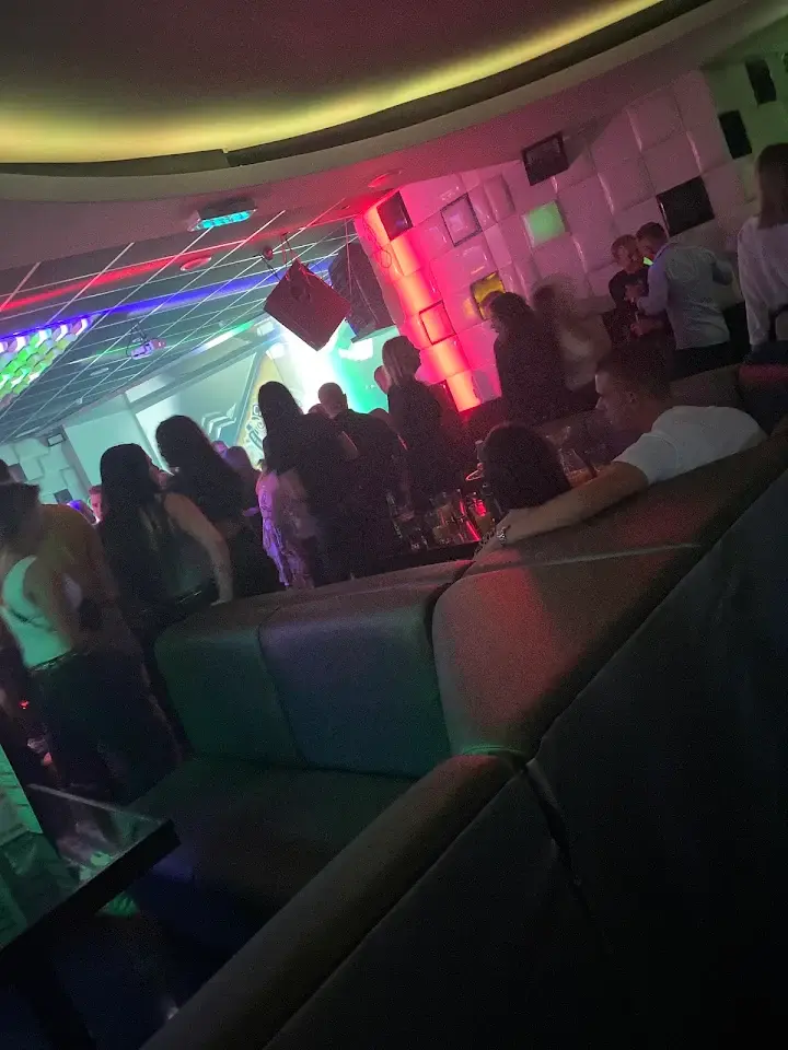 Robert_robinson - Chłopek wchodzi na parkiet bo dziś dużo pięknych Juleczek trzymajta...