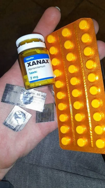 xwhite_codeine - ziomek przez wiatr zwiał pół pasa małego a po 1 sypalsm.
ziomek zara...