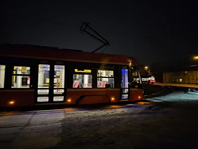 dziewiczajajecznica - @chrusto:
A teraz widzę. Wychodzi na to że on poprawia je w jak...