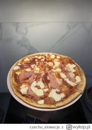 czechu_slowacja - Pizza na spodzie twarogowym, smacznego, dziękuję.  

kcal: 830, bia...