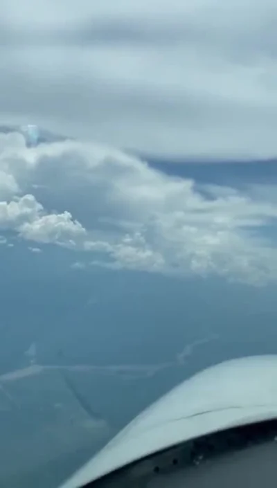 panDario - >Kolejny czysty UAP uchwycony na filmie podczas lotu samolotem!
#ufo #kos...