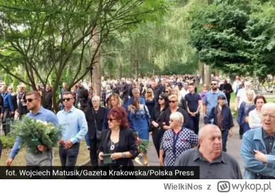 WielkiNos - Tłum jak na pogrzebie Religi.

#peretti #krakow #pogrzeb