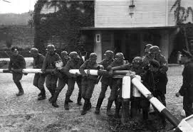 Beuthener - Grupa uchodźców przekracza polsko-niemiecką granicę we wrześniu 1939 roku...