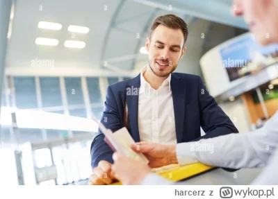 harcerz - - Dzień dobry Panie... (zerka na paszport) Wołodymyrze Ż.... tylko chwilecz...