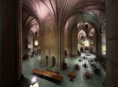 Loskamilos1 - Wnętrze Katedry Nauki w Pittsburghu, budynek należy do miejscowego uniw...