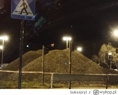 bukszpryt - #lodz
Na skrzyżowaniu Broniewskiego i Śmigłego są usypane haldy kruszywa....