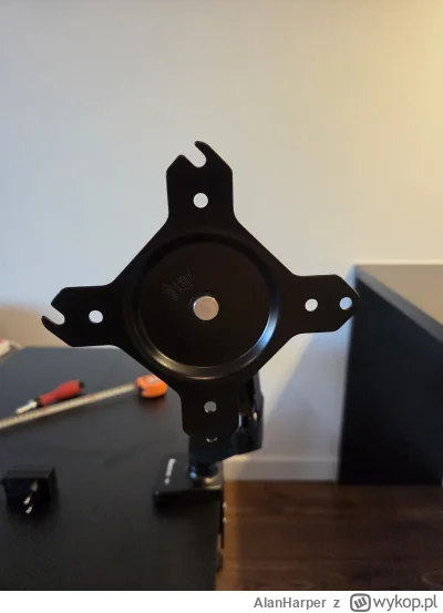 AlanHarper - Czesc, montuje uchwyt do monitora huzaro motion 1.2 i nie mam pomyslu ja...