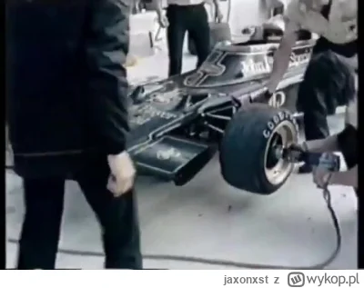 jaxonxst - Pit-stop zespołu Lotus z 1973 roku. Tak kiedyś wyglądała „dynamiczna” wymi...