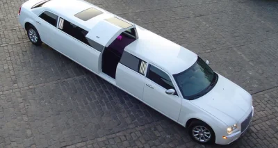 Pandillero - @Kaneczai: autentyczną 10 metrową limuzyną jak ze zdjęcia a nie czymś co...