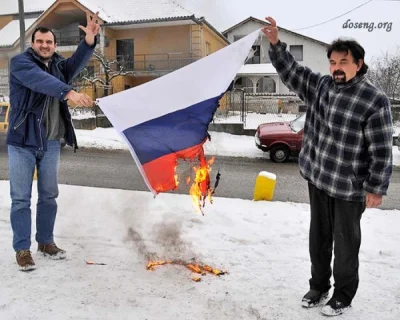 szurszur - Stara fotka sprzed kilkunastu lat. Jacys Serbowie spalili rosyjska flage, ...