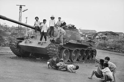 wfyokyga - Bombelki się bawią w wojnę podczas wojny w Wietnamie.
#nocnewojny