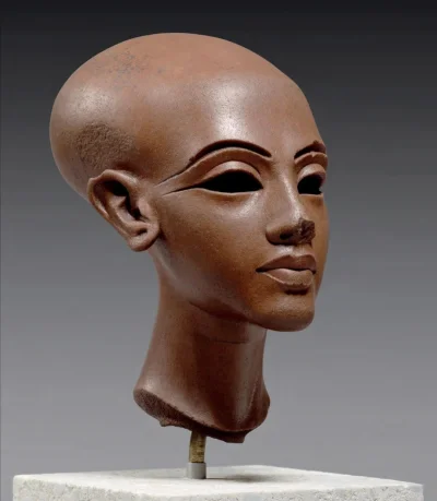 Loskamilos1 - Głowa przedstawiająca wizerunek jednej z sześciu córek faraona Amenhote...