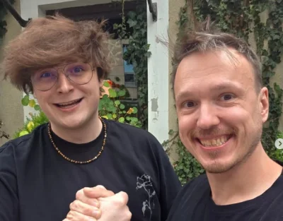 1-1-1-1 - pewnie obaj cisną z siebie bekę i obrabiają sobie d--y ale piątka zbita xD
...