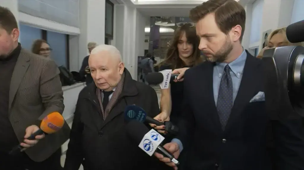 widmo82 - Jarek sam się już pogubił czy jest za czy przeciw. 
Najpierw zagłosował za ...