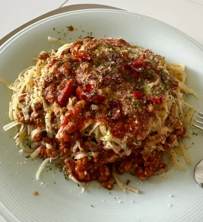 BlackSlip - Spaghetti z mięsem mielonym,sosem pomidorowym,papryką i scybulko. Posypan...