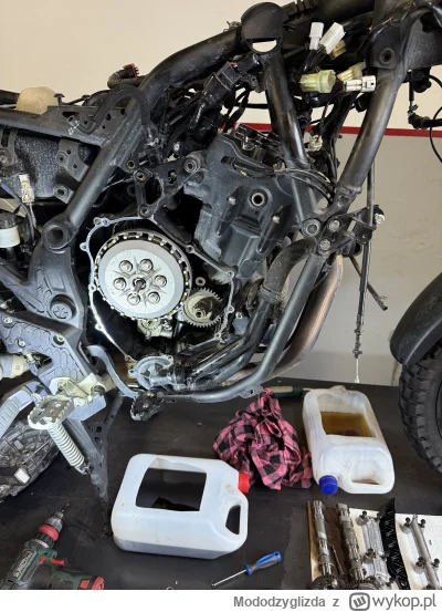 Mododzyglizda - Sprzęgło wygląda ładnie, rozrząd też. Zawory zrobione 3tys km temu i ...