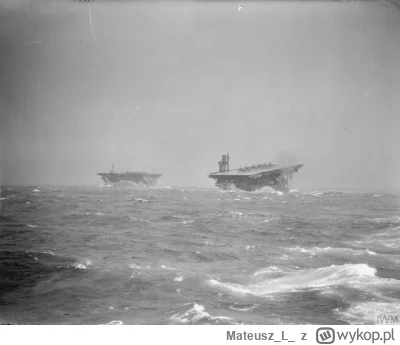 MateuszL - Brytyjskie lotniskowce HMS Biter i HMS Avengers widziane z HMS Victorious....
