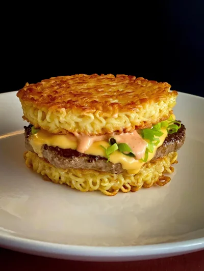 cheeseandonion - Ramen Burger

#ramen #burger #jedzenie