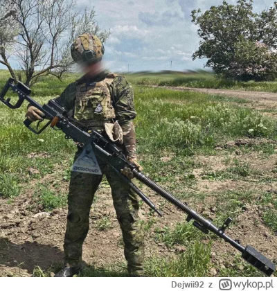 D.....2 - Żołnierz armii ukraińskiej ze swoim zmodyfikowanym ciężkim karabinem maszyn...