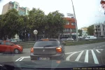 czornyj_bumer - Pasażerka BMW gubi coś po otwarciu drzwi na skrzyżowaniu. Postanawiam...