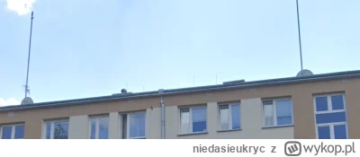 niedasieukryc - @michcio: 

Tam na lewym maszcie jest antena dvbt nad satelitą. Słabo...