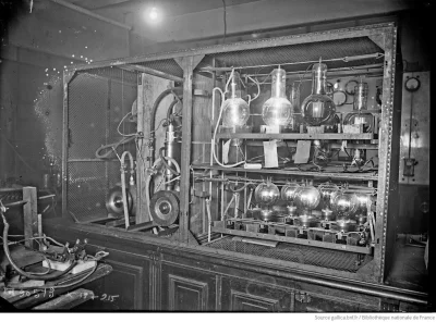 czlowiekzlisciemnaglowie - Obudowa tower komputera lampowego IBM z 1960r. 
Na górze C...