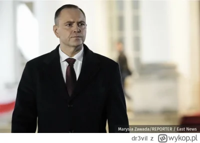 dr3vil - Ale to snusidło jest paskudne i obrzydliwe. Typ ma z 60 lat, a wygląda na 70...