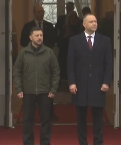 okoboji - do Trumpa w garniturze a do Batyra jakby wracał właśnie z paintball'a (taka...