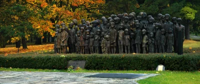 szurszur - Niekotrzy na serio uwązają, że brutalizm na pomniku rzezi wołyńskiej jest ...