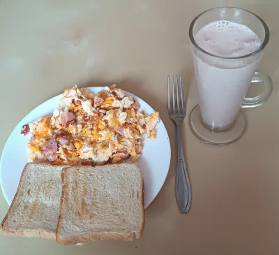 tomwick55 - Tak wyglądało moje dzisiejsze śniadanie. Czyli jajecznica - trzy jajka, t...